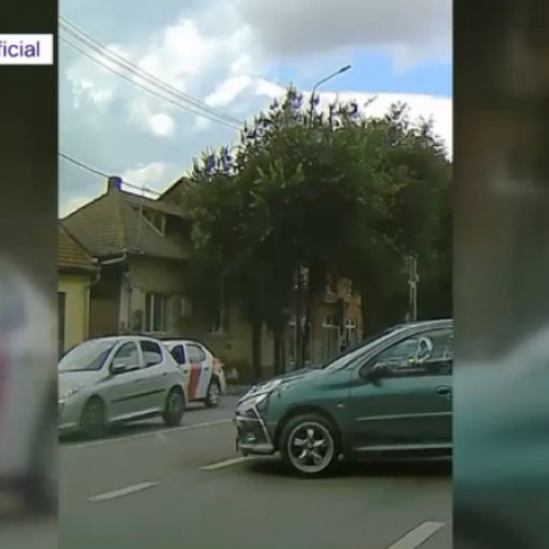 Oradea: O mașină fără șofer parchează singură pe un loc liber