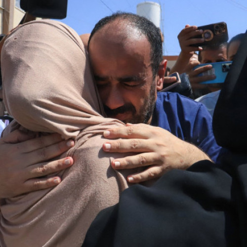 Zeci de prizonieri palestinieni eliberati si transferati in centre medicale din Gaza