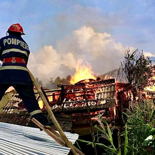 Incendiu puternic în județul Argeș: o persoană rănită
