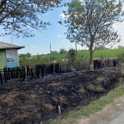 Incendiu în Drăgușeni: pompierii au salvat o casă de la flăcări