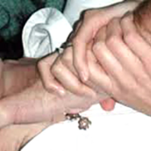 Femeie sugrumată de soț în timp ce dormea