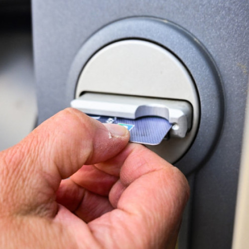 Bancomatul eliberează 5.000 de lei după ce dă eroare, banii sunt returnați proprietarului