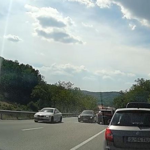 Șoferul de Mercedes surprins în timp ce face o depășire riscantă pe o șosea aglomerată din Cluj