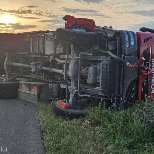 Accident rutier grav pe DJ 244A, implicând două autovehicule și o autospecială de pompieri