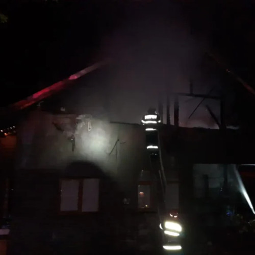 Casă distrusă într-un incendiu la Bughea de Sus