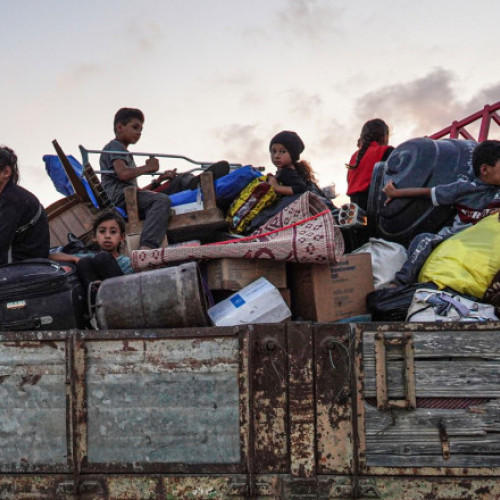 Sute de palestinieni fug în urma evacuării ordonate de armata israeliană în Khan Younis, Fâșia Gaza