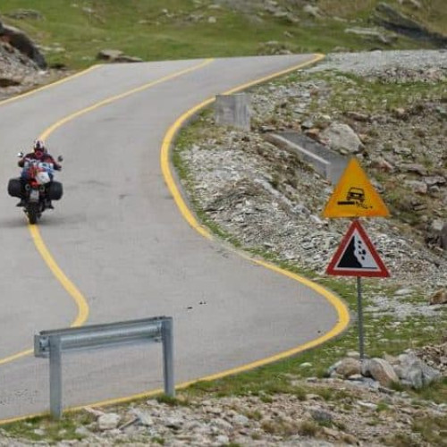 Accident pe Transalpina: Un motociclist polonez rănit și transportat la spital