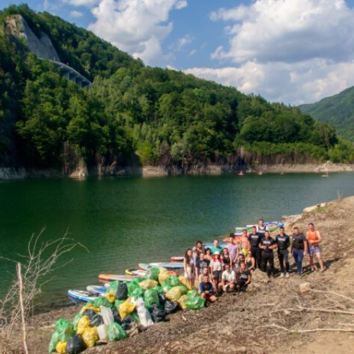 Ecologizarea Lacului Siriu continua cu Stand Up Paddle si caiace