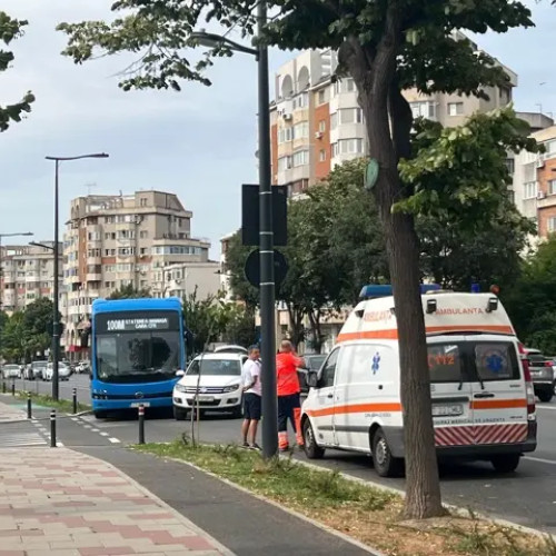 Accident între autoturism și autobuz în centrul orașului