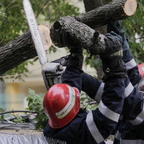 Jumătate din țară sub cod portocaliu de instabilitate atmosferică: Furtuni și inundații