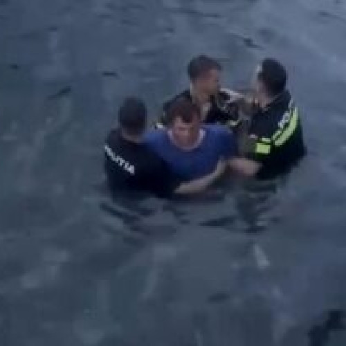 Un bărbat transportat la spitalul de psihiatrie s-a aruncat în Dâmbovița, fiind salvat de trei polițiști