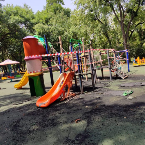 Nou loc de joacă din Parcul Tineretului, incendiat de persoane necunoscute