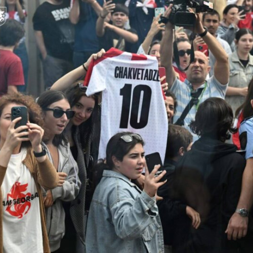 Mii de georgieni salută echipa națională de fotbal la întoarcerea din Germania