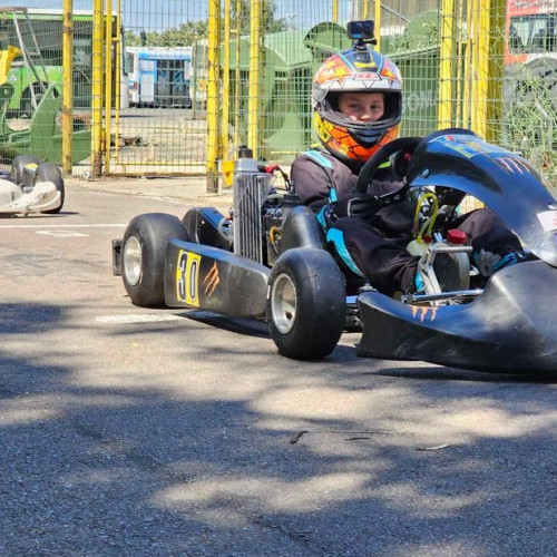 Un băiat de zece ani din Câmpeni face senzație în karting