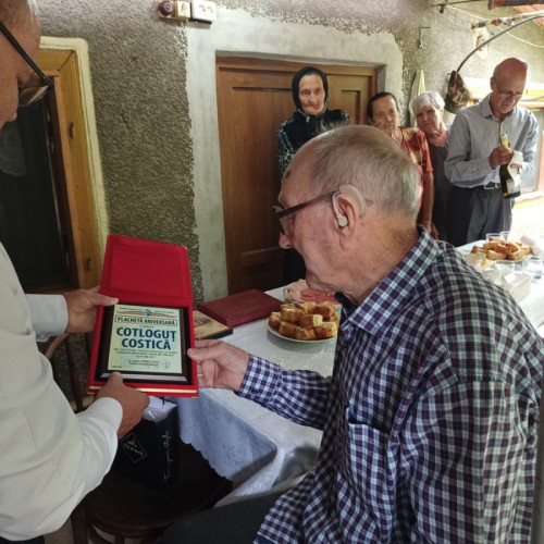 Seniorul satului Sivita, domnul Cotlogut Costica, a aniversat 100 de ani