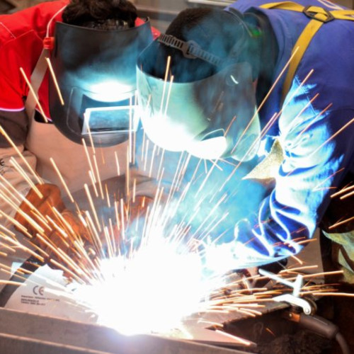 Absolvenții de clasa a VIII-a din Mureș se pot înscrie pentru 300 de locuri de muncă