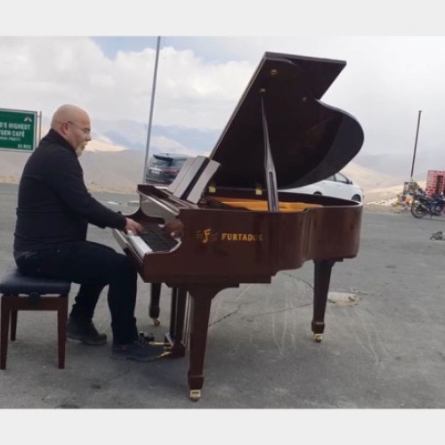 Pianistul Thurzo Zoltan a interpretat Imnul Național al României în Himalaya