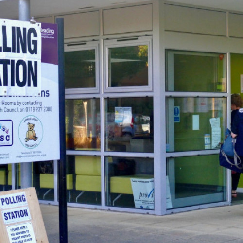 Britanicii merg la urne pentru a-și alege noul guvern