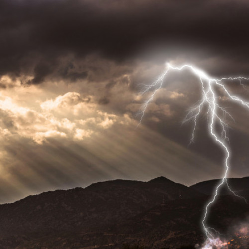 Fulgerele au provocat două incendii puternice pe insula Thassos