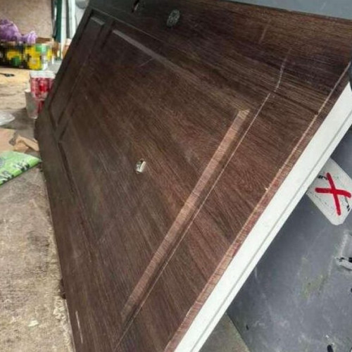 Femeie oprită la vamă cu țigări ascunse într-o ușă metalică