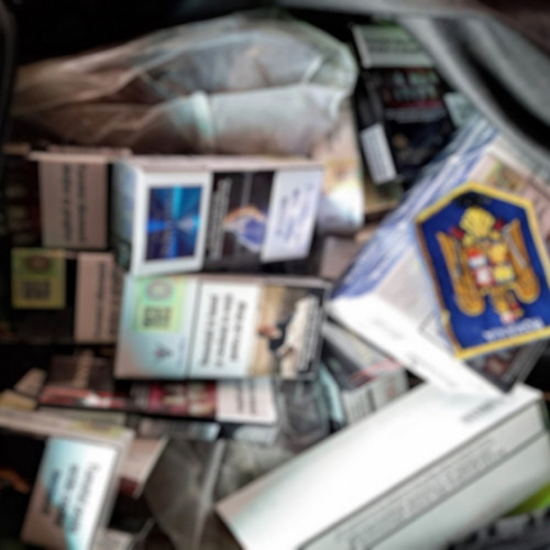 Mii de țigarete descoperite în bagajele unui șofer la Punctul de Trecere a Frontierei Oancea