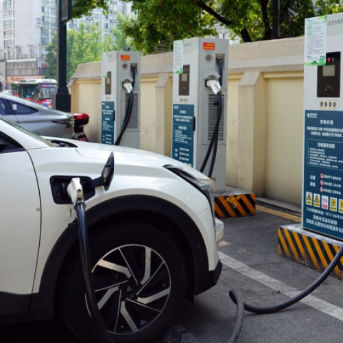 Comisia Europeană impune taxe vamale provizorii pentru vehiculele electrice din China