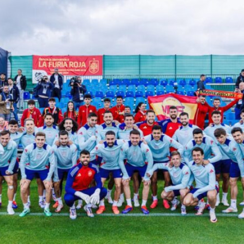 <pre><code class="language-markdown">### Echipa de fotbal a Spaniei s-a antrenat pentru meciul contra Germaniei

Echipa națională de fotbal a Spaniei a realizat joi ultimul lor antrenament înainte de confruntarea cu Germania, programată vineri la Stuttgart, în sferturile de finală ale EURO 2024, informează agenția EFE.

Jucătorii spanioli s-au pregătit la cartierul lor general din Donaueschingen, care se află la aproximativ 130 km de Stuttgart. Aceasta este locația unde ibericii vor susține al cincilea lor meci din cadrul campionatului european. 

Detalii despre planurile tactice şi starea de spirit a echipei nu au fost dezvăluite, însă antrenorul echipei a subliniat importanța acestui antrenament final pentru ajustarea strategiilor și adaptarea la adversarul lor, Germania.

Meciul, așteptat cu mare interes, va avea loc într-un context de mare tensiune, având în vedere valoarea echipelor și miza competiției. Suporterii ambelor echipe sunt nerăbdători să vadă cum se vor desfășura evenimentele pe terenul de joc din Stuttgart.

Experții sunt de părere că atât Spania, cât și Germania au șanse considerabile, iar rezultatul va depinde în mare măsură de performanța și forma fizică a jucătorilor în ziua meciului. 

Se preconizează că stadionul va fi plin, fanii ambelor echipe fiind deja prezenți în număr mare în Stuttgart, pregătiți să-și susțină intens echipele favorite.
</code></pre>
