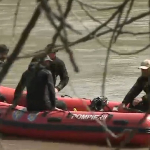 Pompierii din Galați au salvat cinci bărbați aflați în derivă pe Dunăre