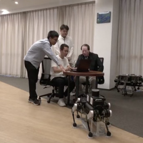 Câine-robot cu șase picioare destinat nevăzătorilor ar putea intra în producția de serie