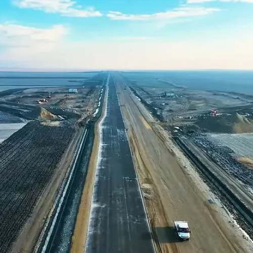 <pre><code class="language-markdown">### Autostrada Moldovei, cel mai amplu proiect de infrastructură rutieră din România, se apropie de primele finalizări

Potrivit Companiei Naționale de Administrare a Infrastructurii Rutiere (CNAIR), primele secțiuni ale Autostrăzii Moldovei sunt aproape de finalizare. În ultimii 11 ani, România a înregistrat un ritm mediu anual de construire a autostrăzilor de doar 45 km. Anul 2016 a fost unul critic, fără niciun kilometru adăugat. Totuși, anul 2023 a marcat un moment istoric, țara atingând pragul de 1.000 km de autostradă.

Finanțarea prin Planul Național de Redresare și Reziliență (PNRR) a stimulat accelerarea lucrărilor de infrastructură în 2023. Pentru prima dată, construcția se desfășoară simultan pe întreaga lungime a Autostrăzii A7 și pe alte tronsoane. Această avansare de amploare este susținută de necesitatea de a respecta termenele stricte impuse de PNRR.

Un actor principal în acest proiect este antreprenorul băcăuan Dorinel Umbrărescu, care lucrează pe cele mai multe secțiuni ale A7. Obiectivul său este finalizarea completă a autostrăzii până în anul 2027, pentru a beneficia de decontările prin PNRR. Dintr-un total de 7,6 miliarde de euro prevăzuți pentru investițiile în infrastructură, o sumă semnificativă este destinată Autostrăzii Moldovei.

În următorii șase ani, aproximativ 1.000 km suplimentari de autostradă sunt planificați pentru construcție, reflectând o schimbare pozitivă în ritmul de dezvoltare a infrastructurii României.
</code></pre>
