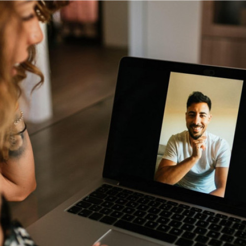 Un bărbat riscă închisoarea pe viață după ce și-a ucis soția în fața copiilor