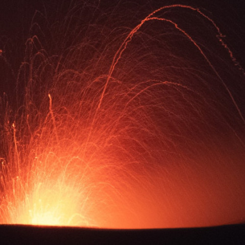 Doi vulcani din Italia au erupt simultan