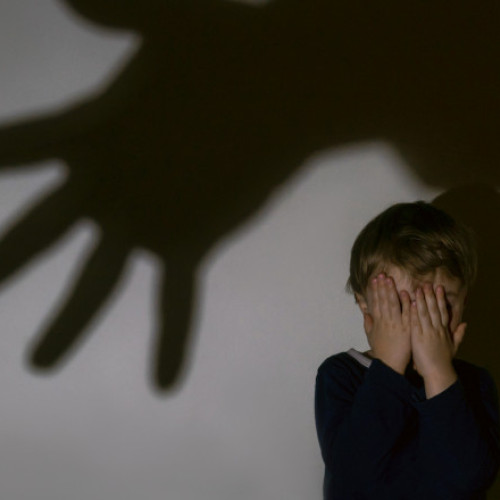 Un copil de 2 ani din Dolj a fost bătut de amantul mamei. Medicul de familie a observat rănile și a sesizat Poliția