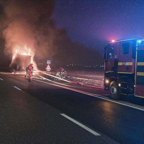 Incendiu pe autostrada A10: Remorca unui camion a luat foc