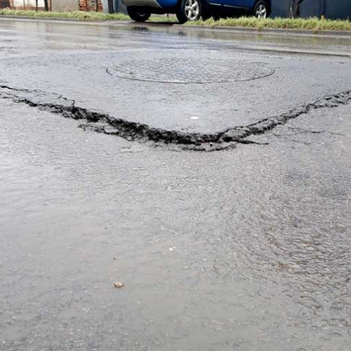 Locatarii din Brăila îngrijorați după surparea asfaltului pe Nicolae Bălcescu