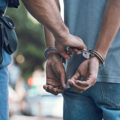 Tânăr arestat după ce a agresat un minor cu o șipcă din lemn