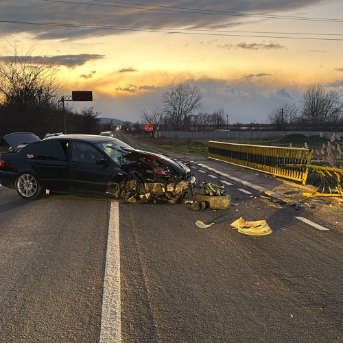 Accident pe DN56B: Trei răniți după coliziunea cu un parapet