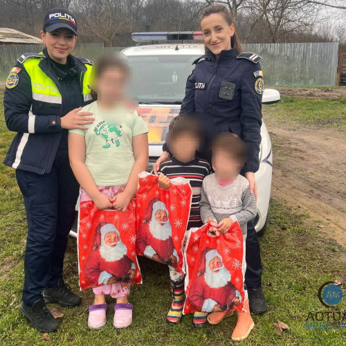 Polițiștii din Strehaia aduc bucurie copiilor defavorizați de Crăciun