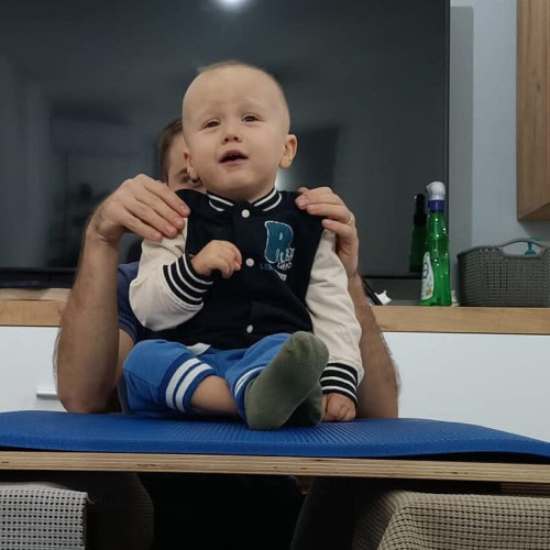 Familia unui copil diagnosticat cu sindromul STXBP1 face apel la ajutor