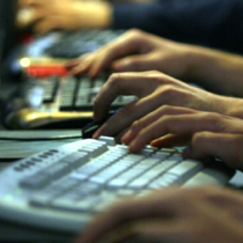 Internetul devine câmp de luptă pentru informații în România