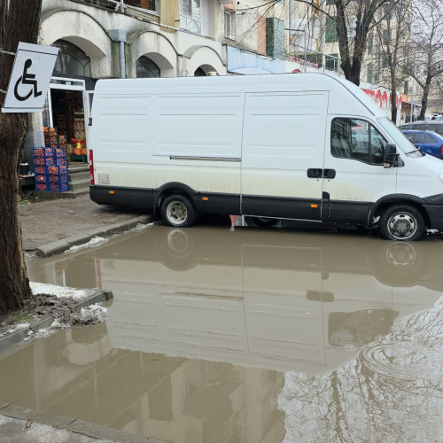 Parcarea de la Piața Centrală din Botoșani devine impracticabilă din cauza inundațiilor
