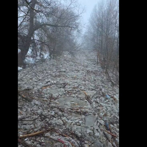 Primarul din Spermezeu avertizează despre gheața blocată și poluarea râului