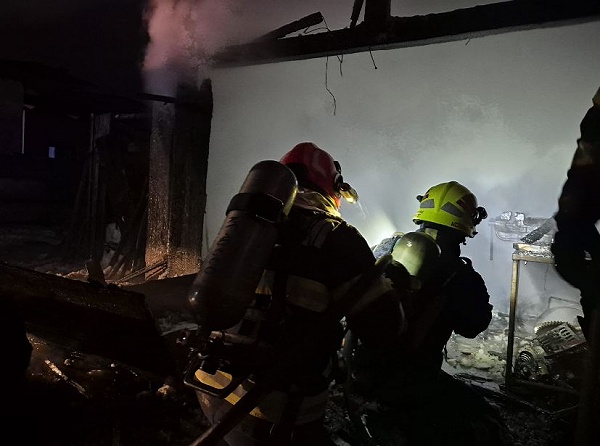 Incendiu la un garaj în Mădăras, pompierii intervin rapid