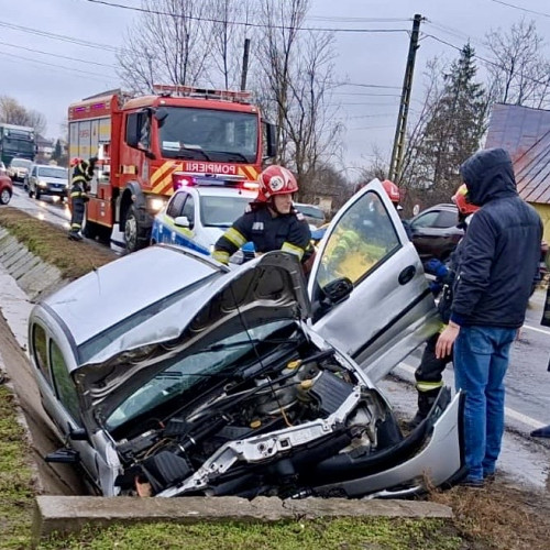Accident grav pe DN7 în comuna Călinești, o persoană salvată de pompieri