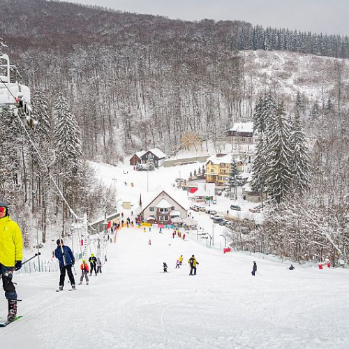 Pârtia mică de schi din Şugaş Băi se deschide marți, 6 ianuarie