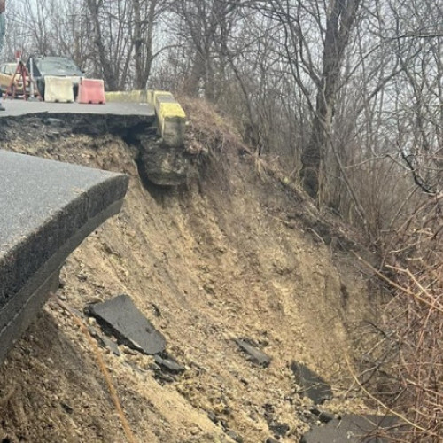 Drumul județean 101R din Câmpina s-a prăbușit după alunecarea de teren