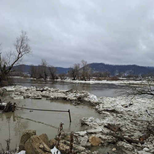 Zăpoarele de gheață pe Someș afectează zone agricole din Băbeni și Letca