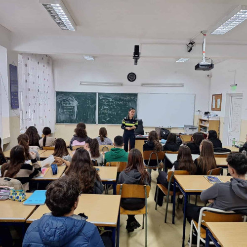 Polițiștii din Alba desfășoară activități preventive în școli pentru a combate violența