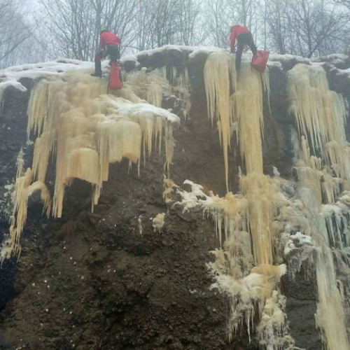 Salvamont Mureș intervine pentru îndepărtarea gheții de pe drumurile montane