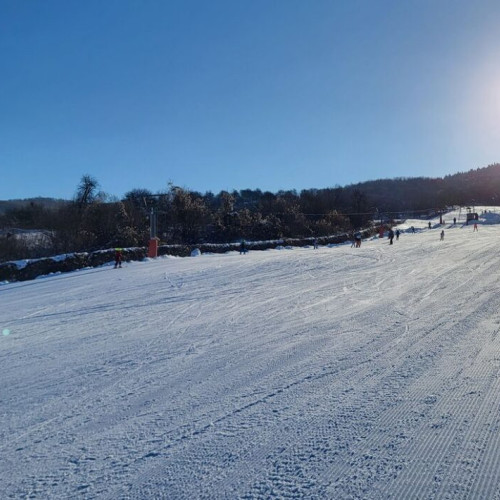 Pârtia Cocoș închisă temporar din cauza vremii, instalația de teleschi funcționează normal